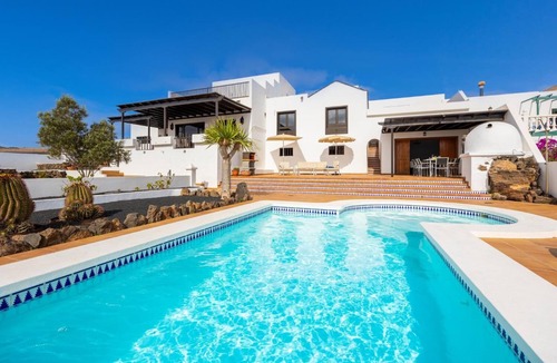 Tias Villa | Villa Valiente - Four Bedroom Villa, Sleeps 8